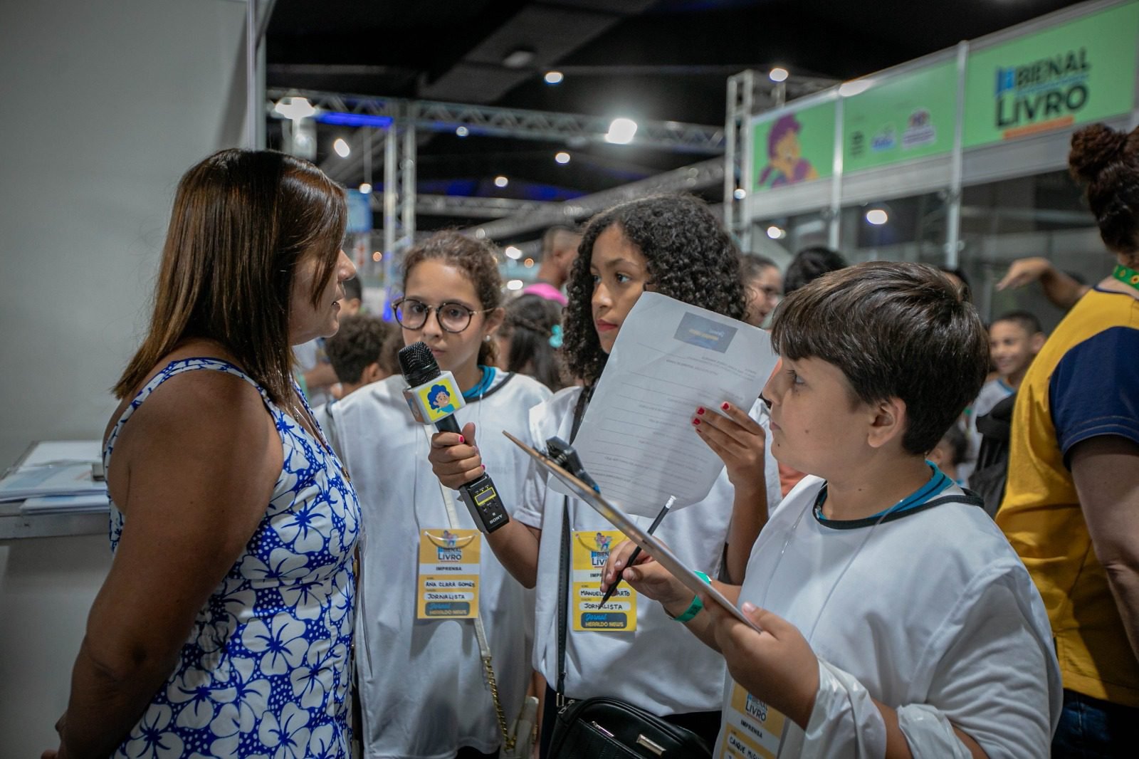Alunos da EPG Heraldo Evans fazem cobertura jornalística da 3ª Bienal Internacional do Livro de Guarulhos