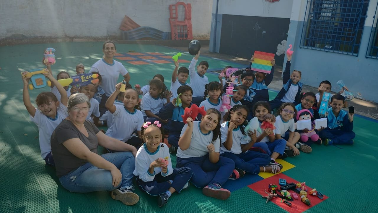 Alunos da EPG Visconde de Sabugosa enviam cartinhas e brinquedos para crianças do Rio Grande do Sul