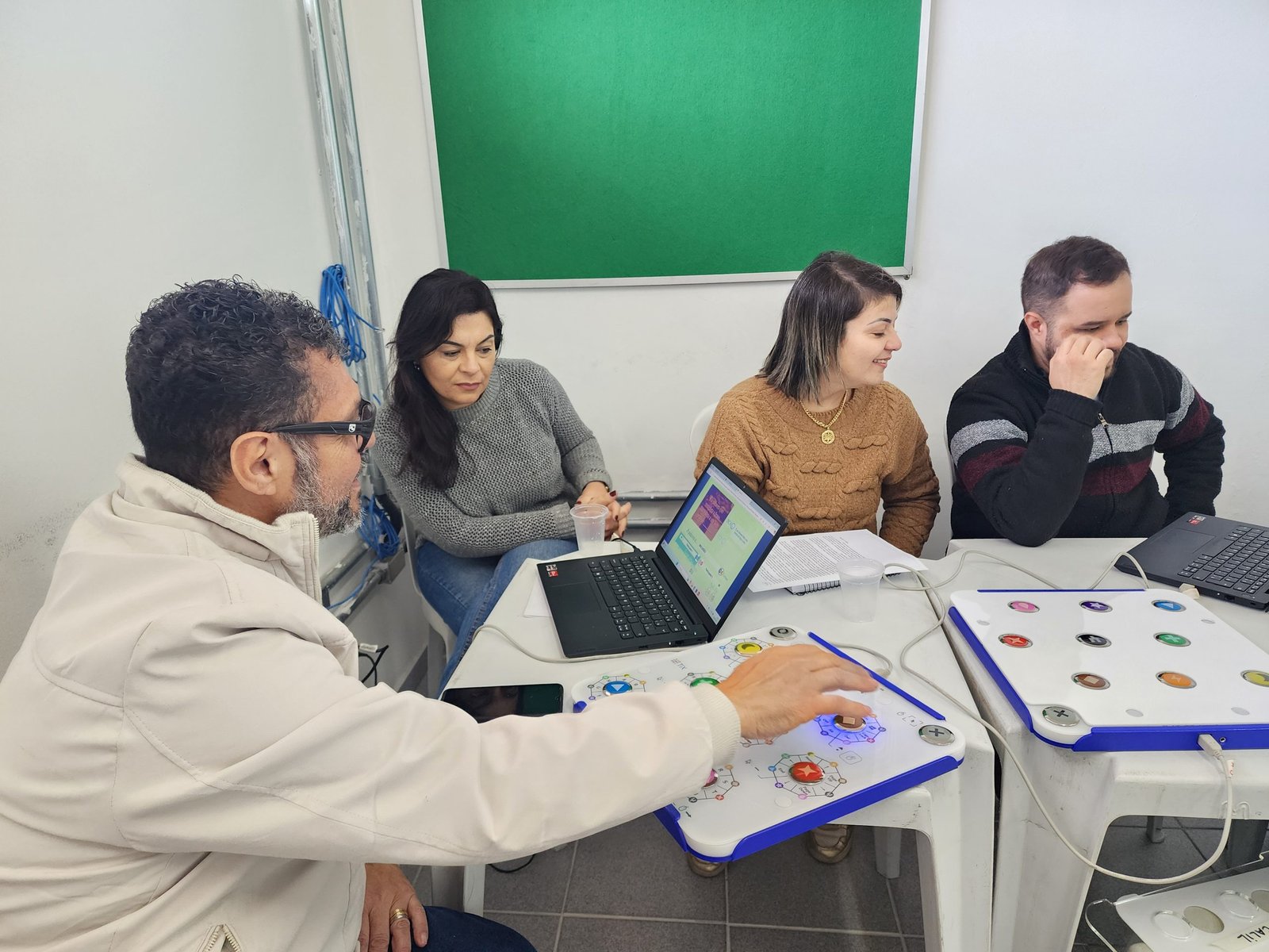 Formação para docentes do AEE sobre teclado TiX