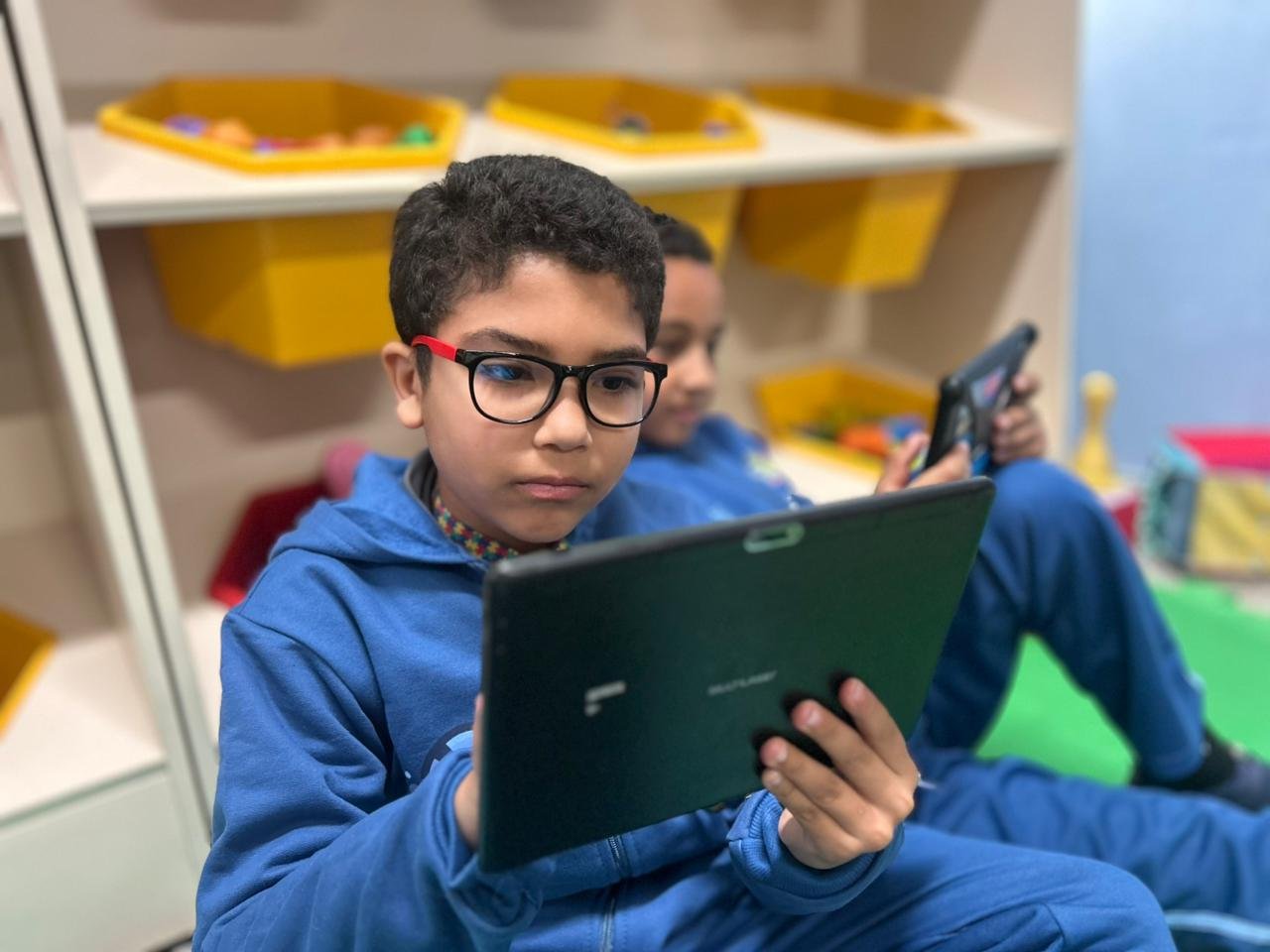 Tecnologia e inclusão: EMEB Prof. Michel Alves de Souza explora uso pedagógico dos tablets com estudantes do AEE