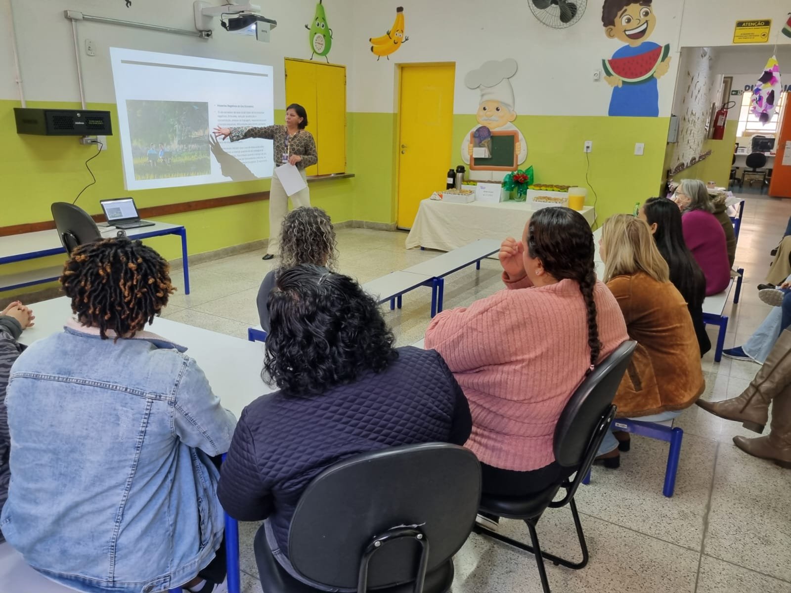 Encontro na EPG Tizuko Sakamoto debate o impacto do uso excessivo de telas por crianças