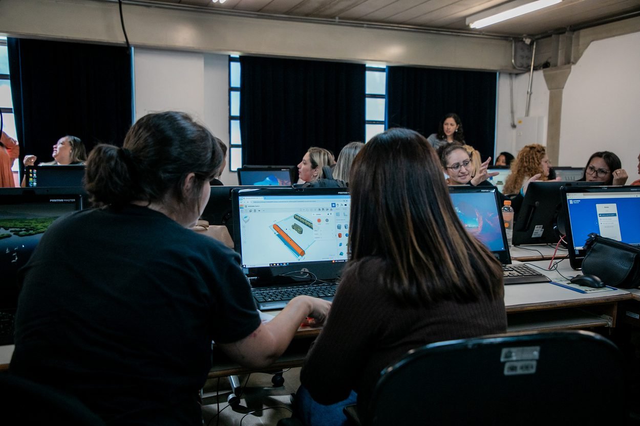 Participantes do curso de tecnologia assistiva finalizam projetos para uso de alunos com deficiência da rede municipal
