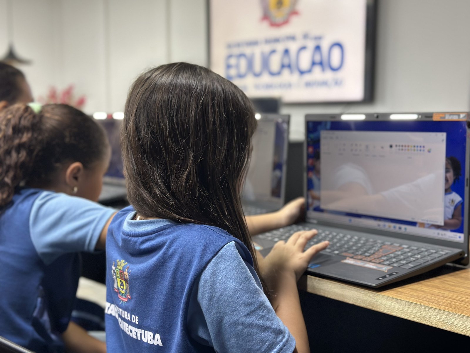 Semecti entrega mais de 2 mil notebooks para escolas de Itaquaquecetuba