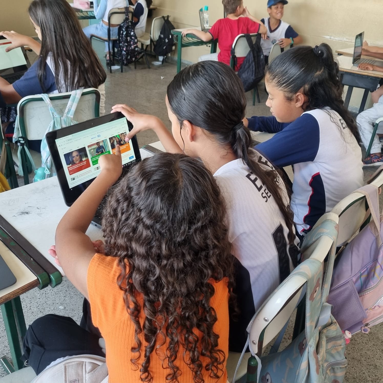 Estudantes do 5º ano utilizam internet em roda de notícias em Suzano