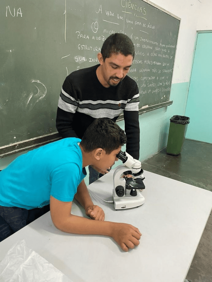 Explorando o Mundo Invisível em uma Gota d’Água.