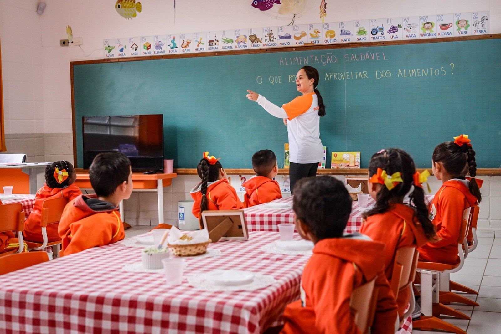 “Acolher e Nutrir”: projeto promove alimentação saudável, inclusão e cuidado com o planeta na E.M. Nossa Senhora da Escada